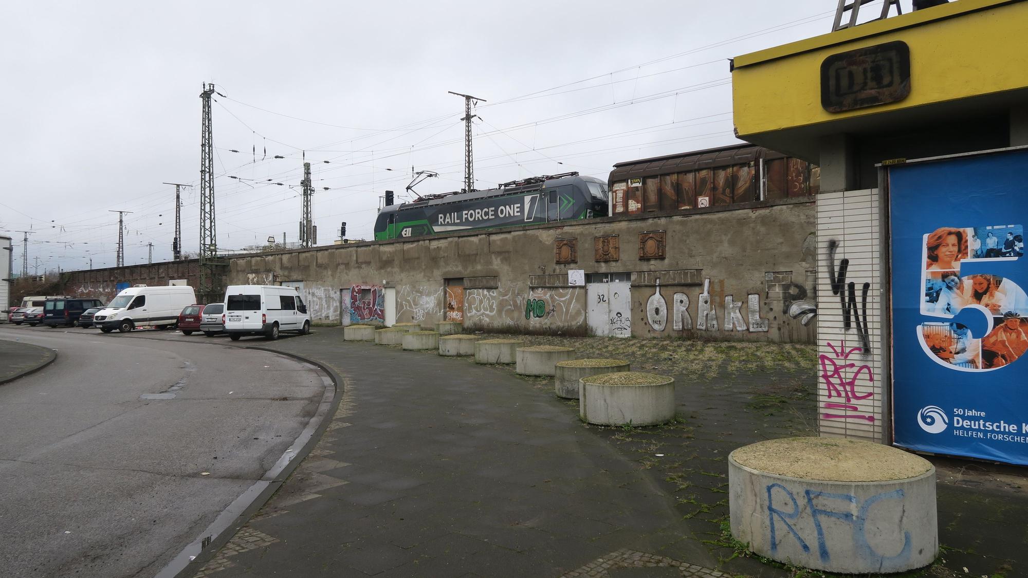 Blick auf eine Straße und ein Gleis
