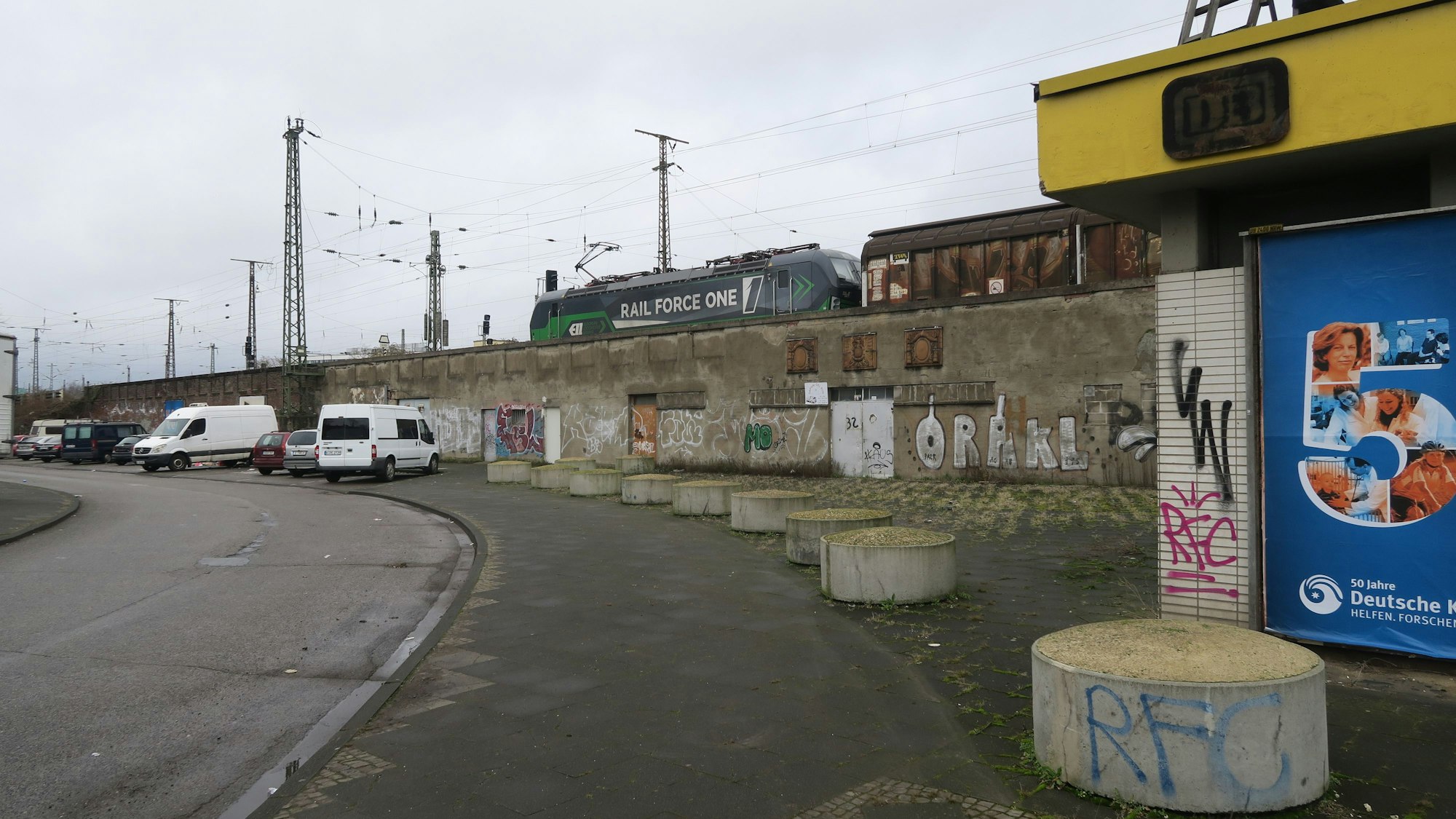 Blick auf eine Straße und ein Gleis