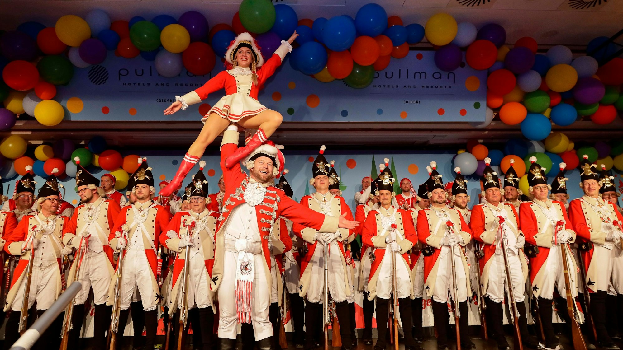 Funkemariechen Elena Stickelmann mit ihrem Tanzoffizier Florian Gorny von den Roten Funken auf der Bühne.