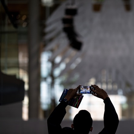 ARCHIV - 03.09.2023, Berlin: Eine Person fotografiert am «Tag der Ein- und Ausblicke» den Plenarsaal des Deutschen Bundestages.