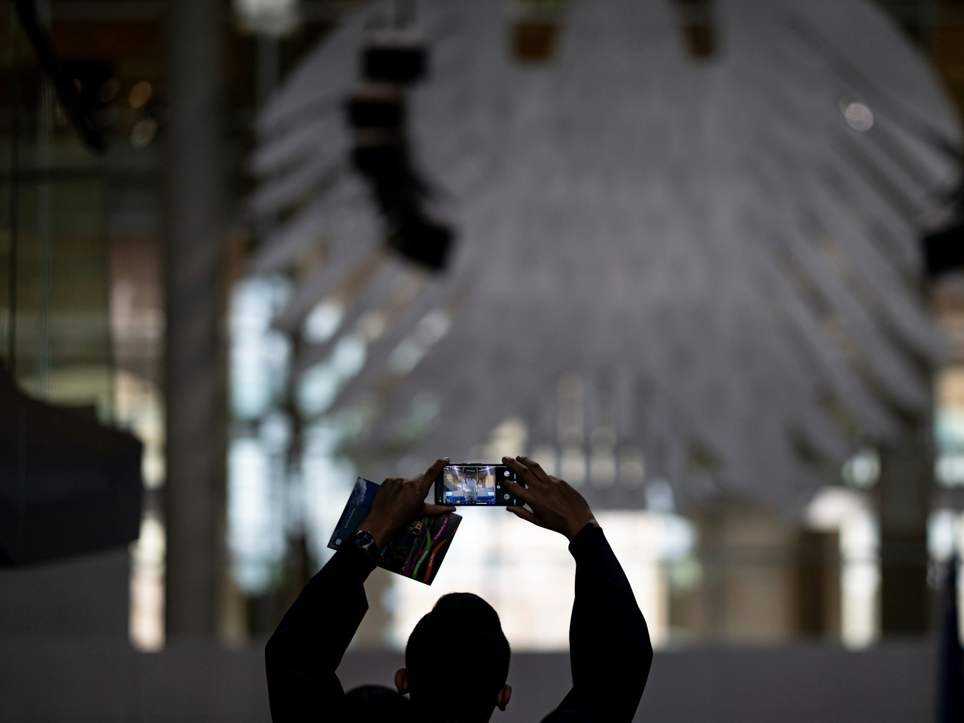 ARCHIV - 03.09.2023, Berlin: Eine Person fotografiert am «Tag der Ein- und Ausblicke» den Plenarsaal des Deutschen Bundestages.