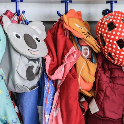 Garderobe und Taschen von Kindern hängen im Flur einer Kindertagesstätte.