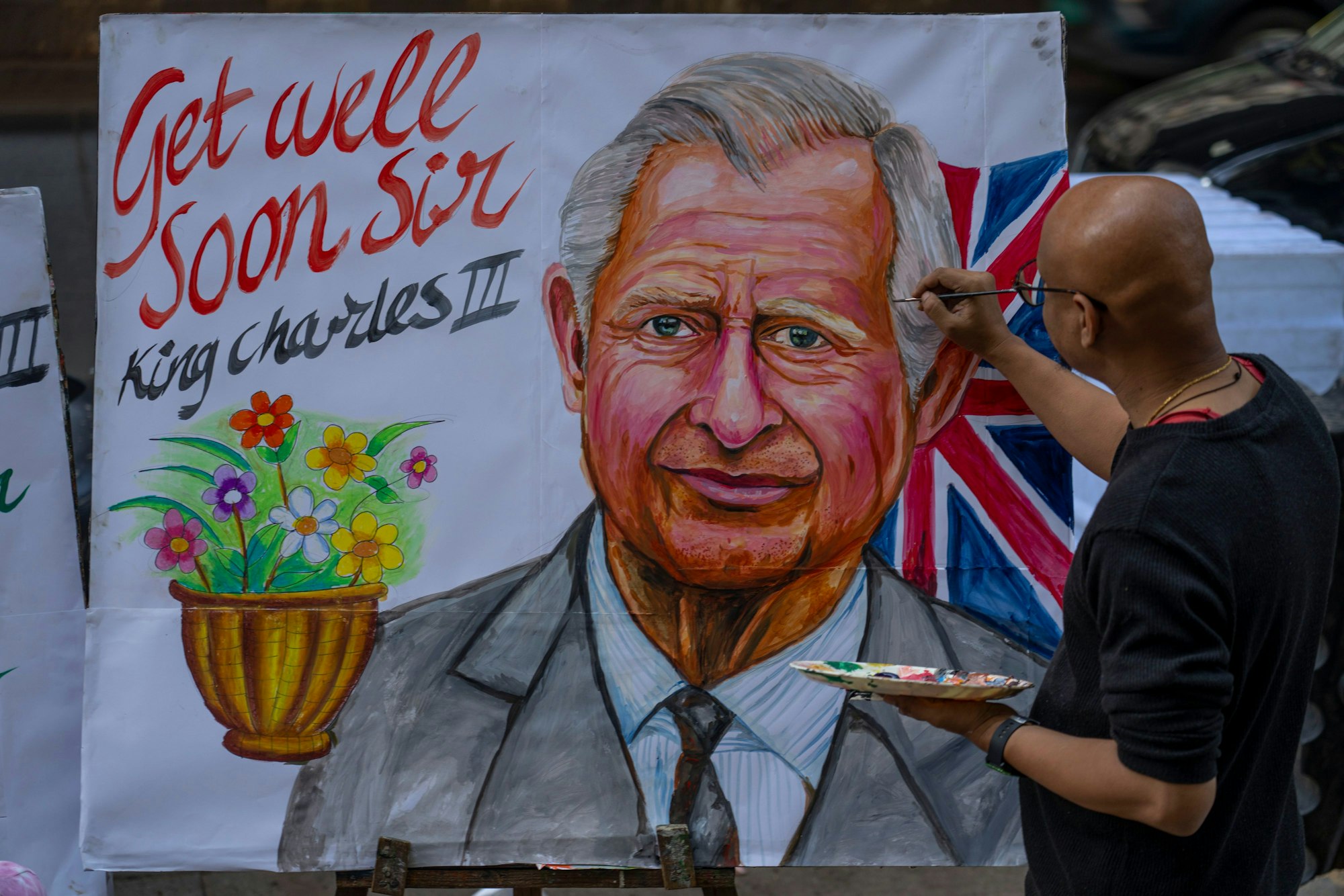 Ein Künstler der Gurukul-Kunstschule malt ein Bild des britischen Königs Charles III. und wünscht ihm baldige Genesung.