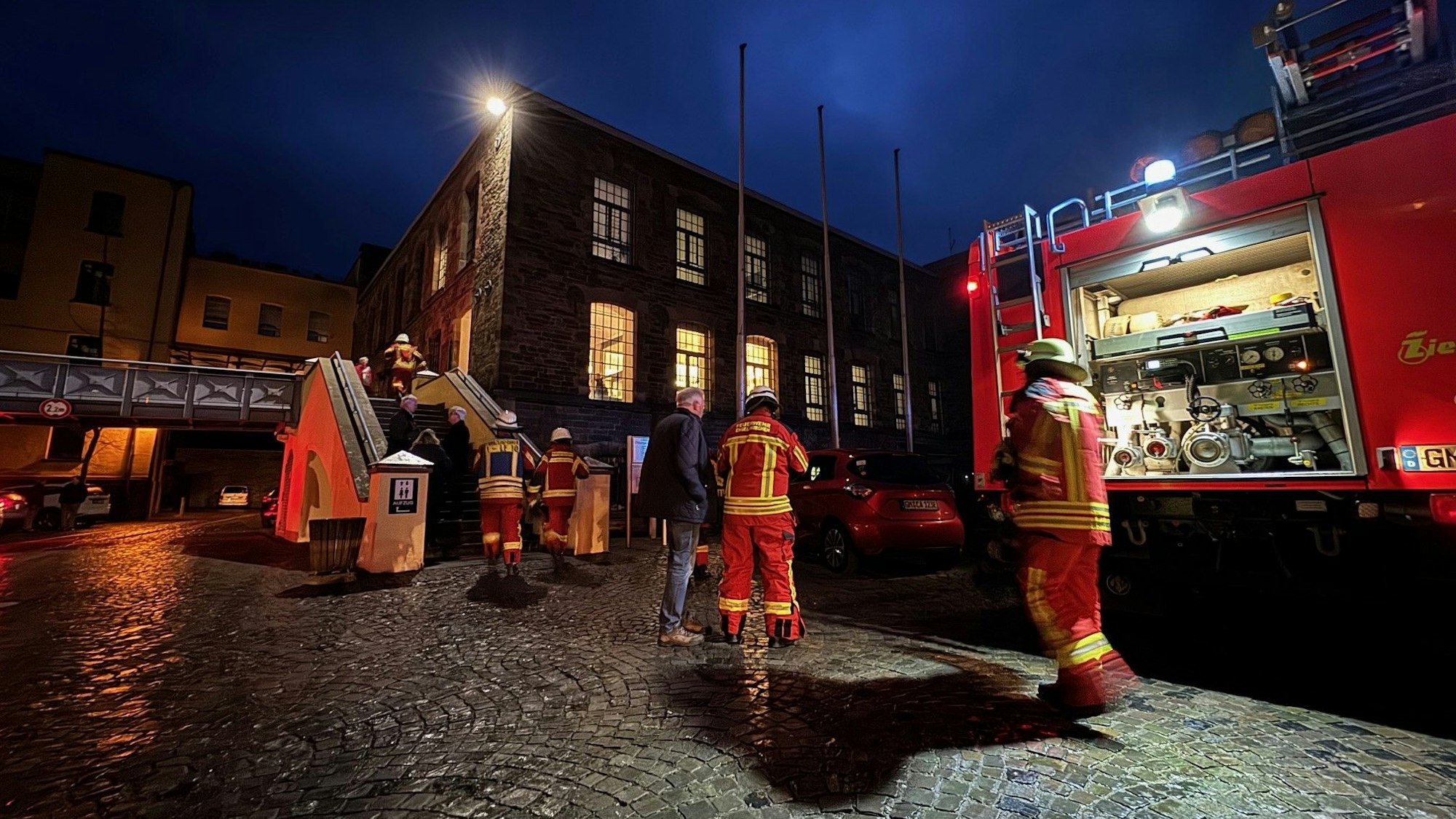 Feuerwehrleute abends am Engelskirchener Rathaus.