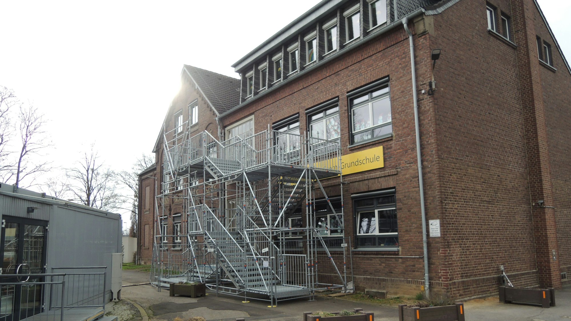 Ein Gerüst ist vor dem Eingang der Grundschule aufgebaut worden.