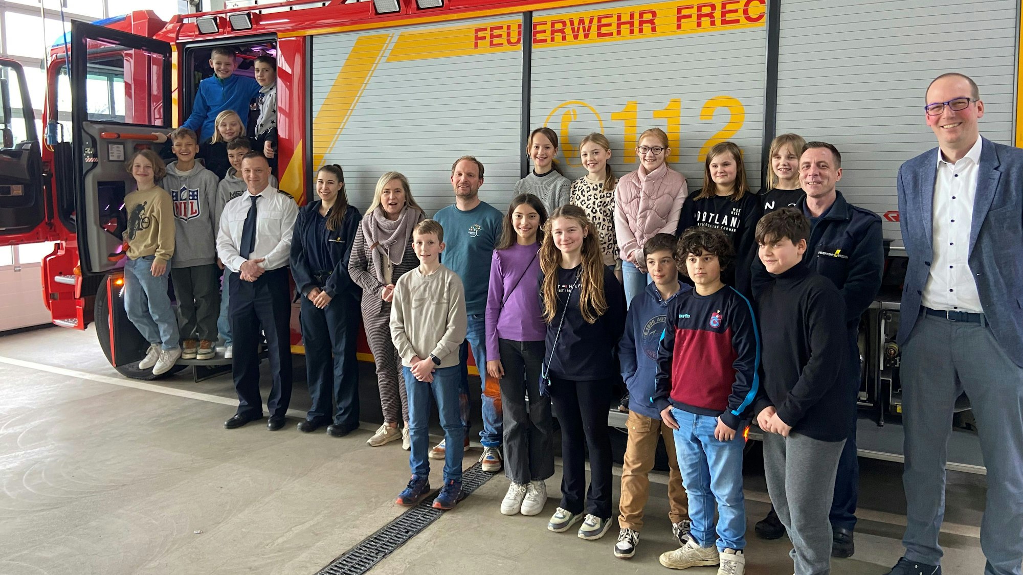 Auf dem Bild sind Schüler auf der Feuerwache Frechen zu sehen