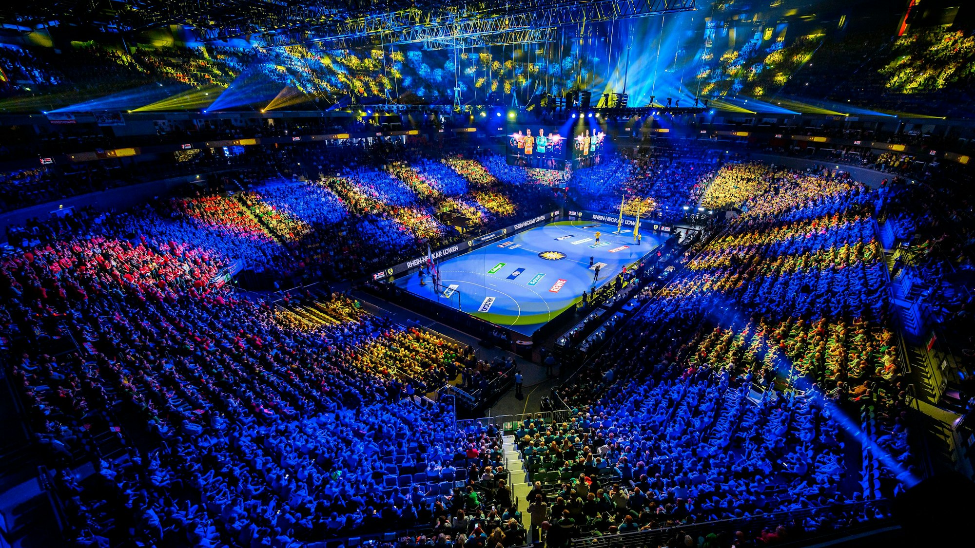 Nordrhein-Westfalen, Köln: Handball: DHB-Pokal, SG Flensburg-Handewitt - Rhein-Neckar Löwen, Final Four, Halbfinale, Lanxess Arena. Übersicht der Lanxess Arena in den Farben der Rhein-Neckar Löwen. Die Endrunde findet am 13. und 14. April erneut in Köln statt.
