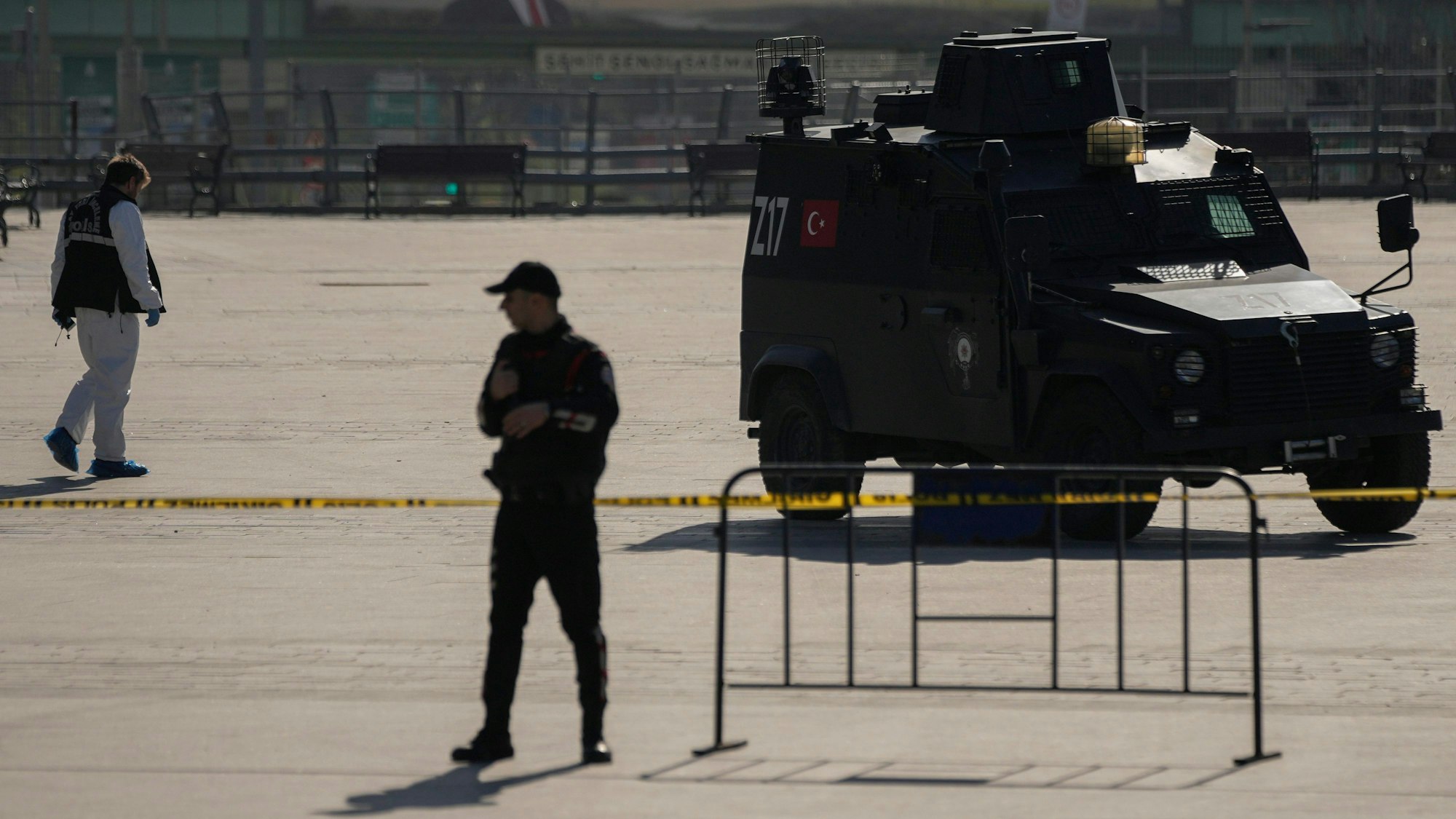 Polizisten kontrollieren den Ort, an dem zwei Angreifer vor einem Gerichtsgebäude getötet wurden.
