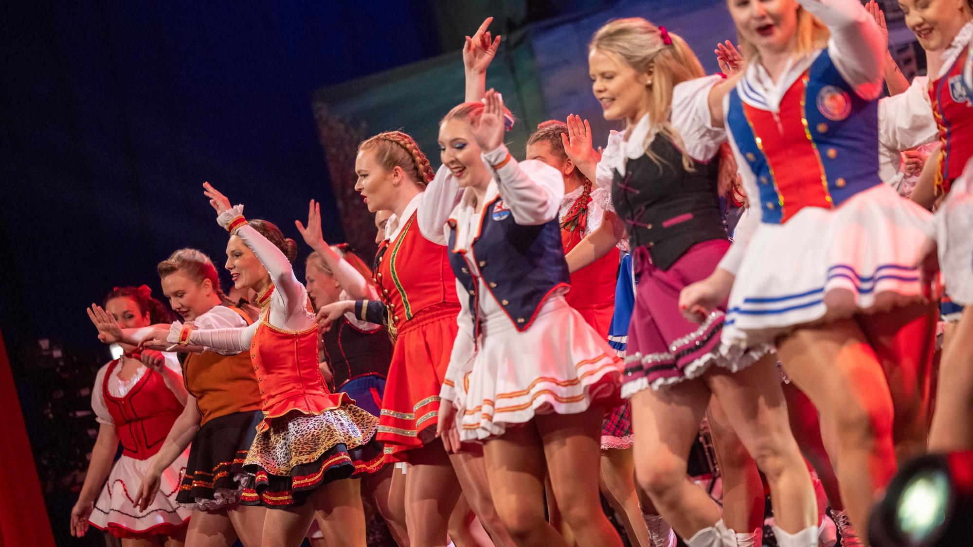 Bei der Prinzenproklamation standen viele Kölner Tanzgruppen gemeinsam auf der Bühne des Gürznich.