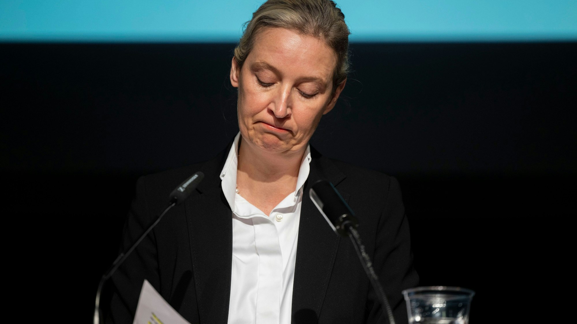 AfD-Co-Chefin Alice Weidel spricht bei einem AfD-Treffen. Die Partei muss in Wählerumfragen Stimmen einbußen. (Archivbild)