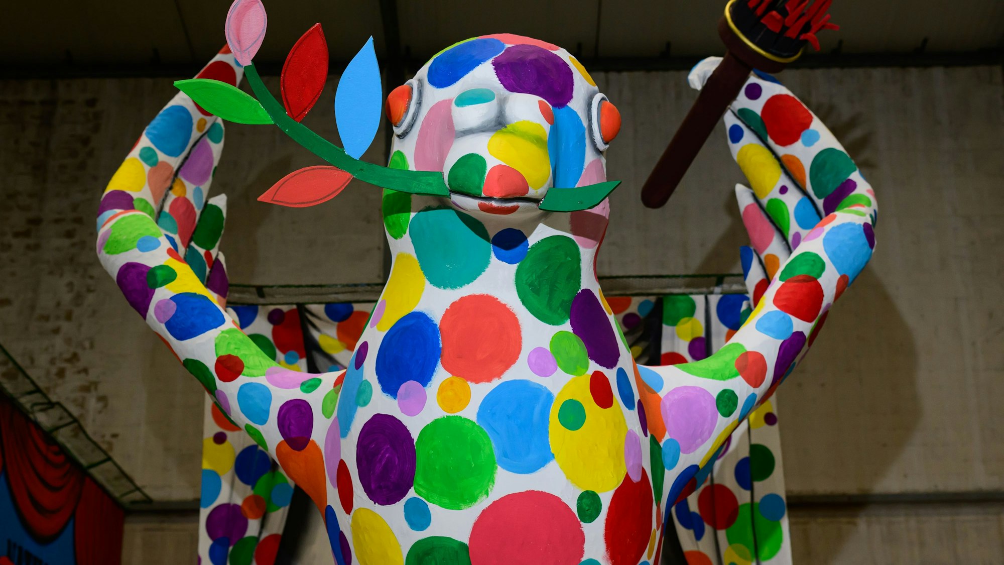 Eine kunterbunte Friedenstaube begleitet den Rosenmontagszug.