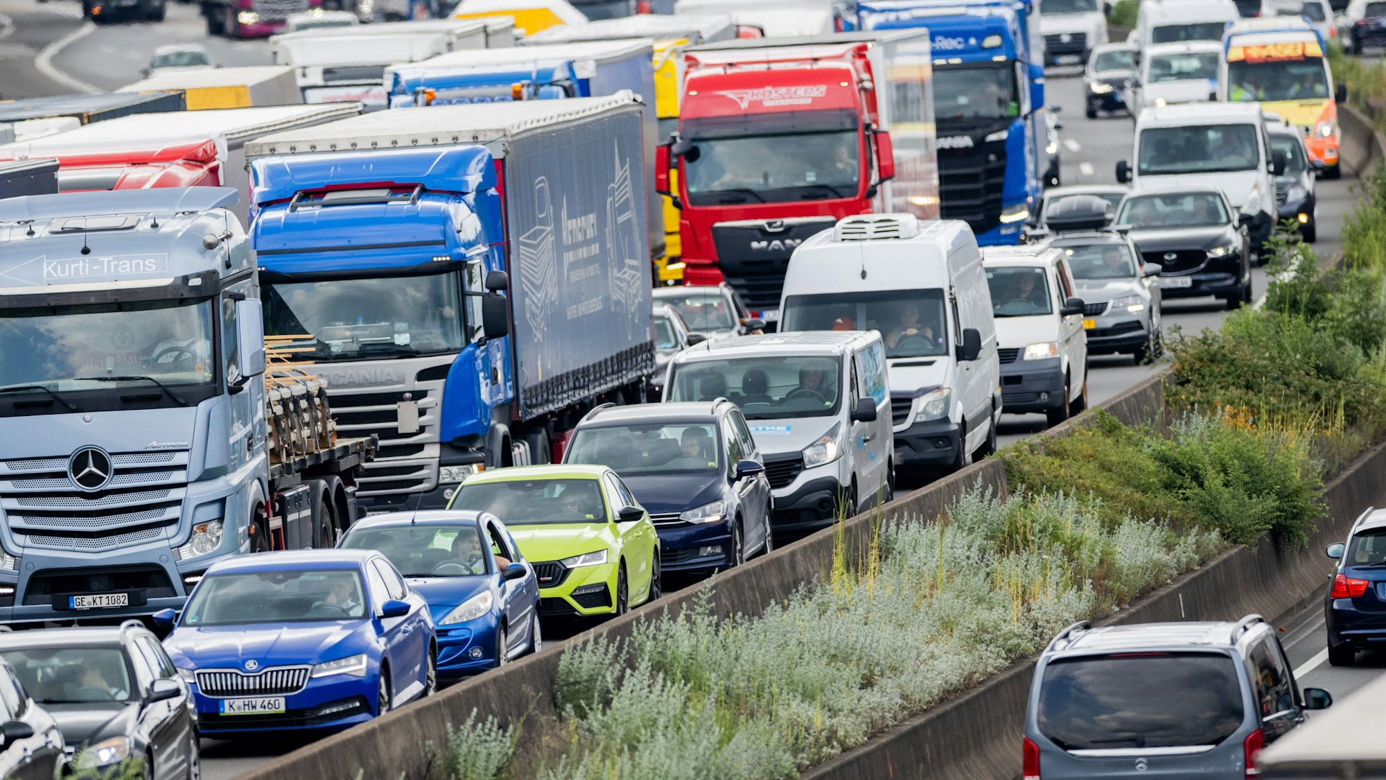 Autos und Lkw stehen im Stau auf der A3.