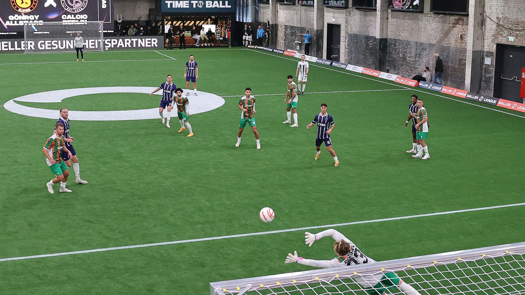 Sechs gegen sechs spielen die Teams auf dem Kleinfeld in der Motorworld.