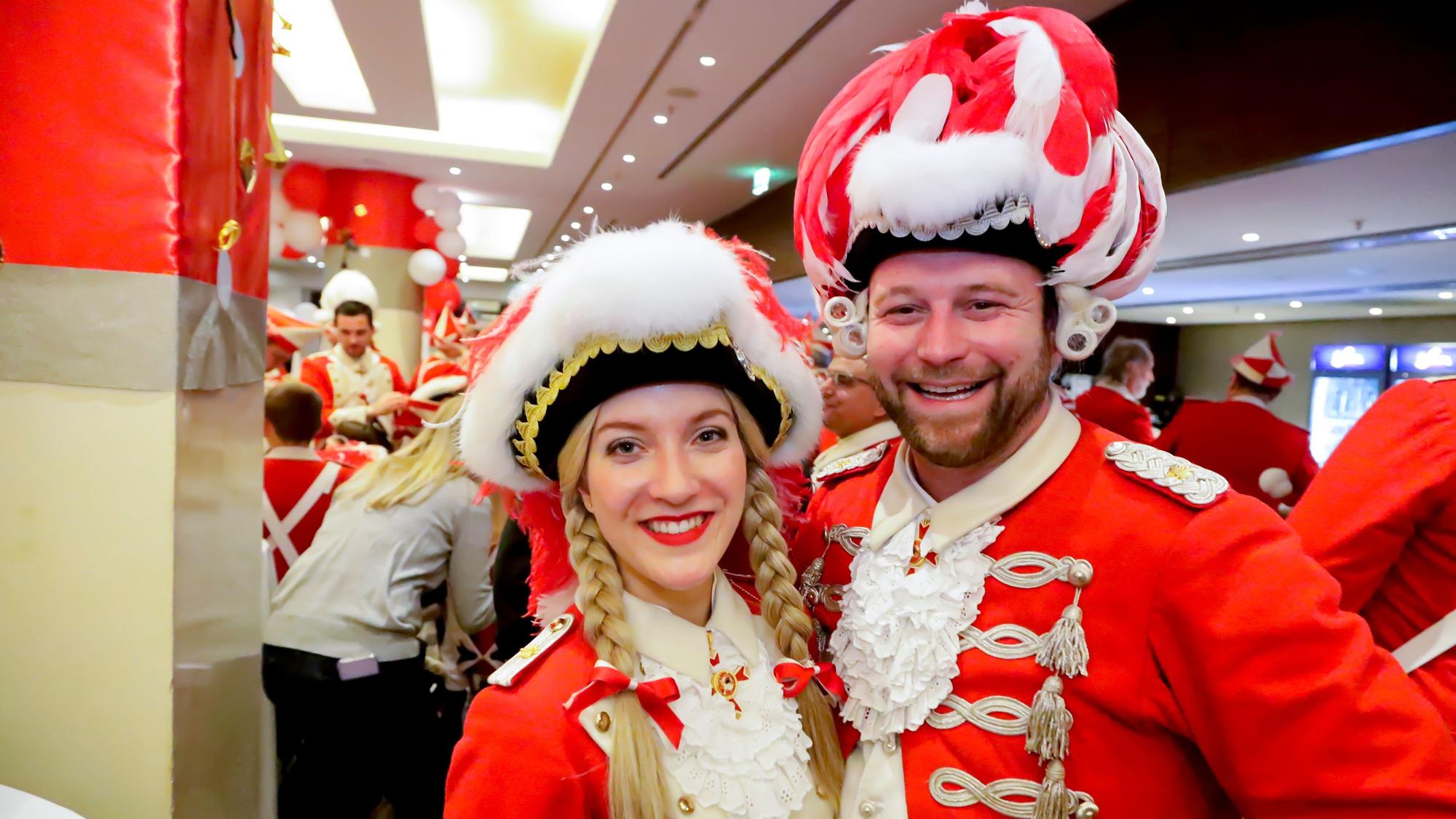 Porträt Funkemariechen Elena Stickelmann und Tanzoffizier Florian Gorny.