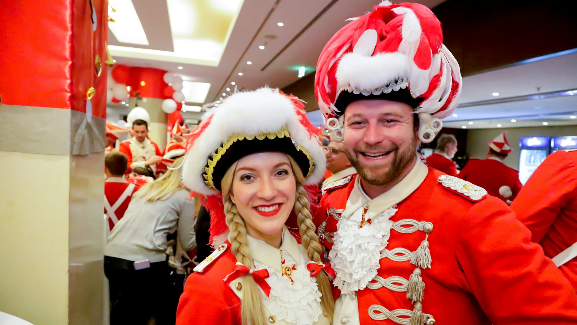 Porträt Funkemariechen Elena Stickelmann und Tanzoffizier Florian Gorny.