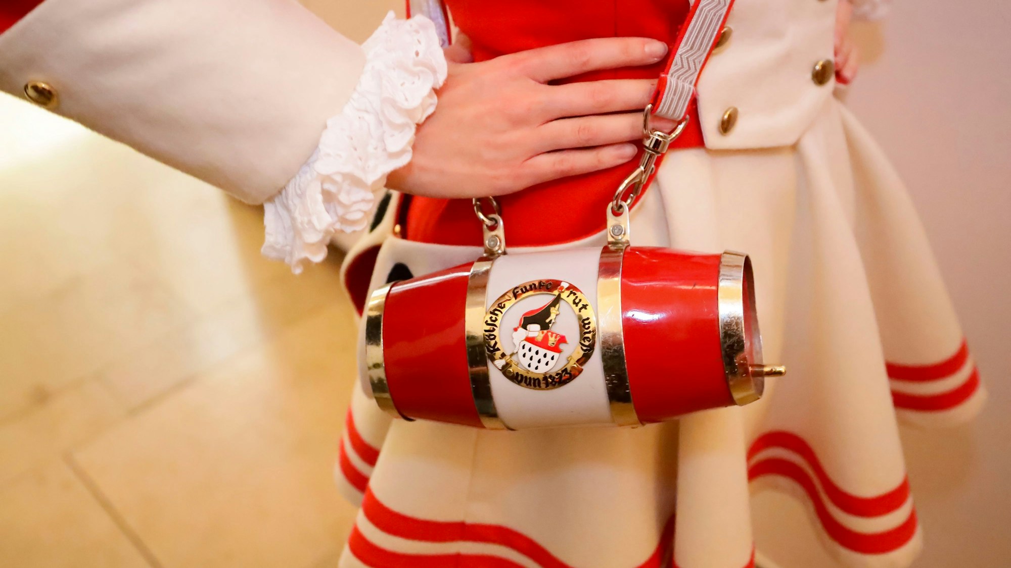 Das Funkemariechen hat ein kleines Fässchen als Handtasche.