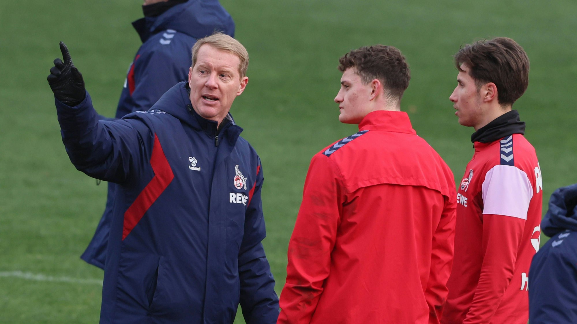 Zwei aus dem Zocker-Zentrum und ihr neuer „Dompteur“: Trainer Timo Schultz (l.) im Gespräch mit Eric Martel und Denis Huseinbasic.