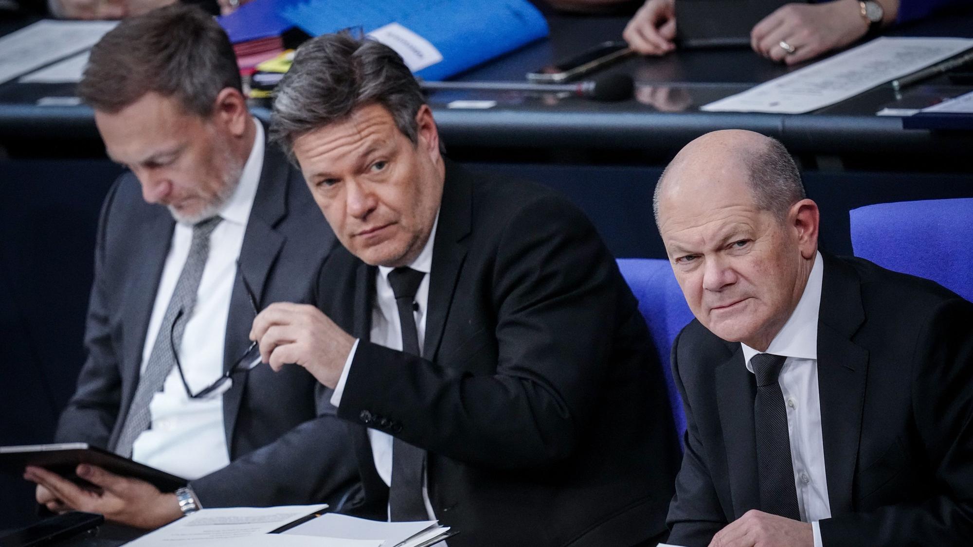 Regierungs- statt Schulbank: Ein Zeugnis gibt es für Christian Lindner (FDP), Robert Habeck (Grüne) und Olaf Scholz (SPD, von links) trotzdem.