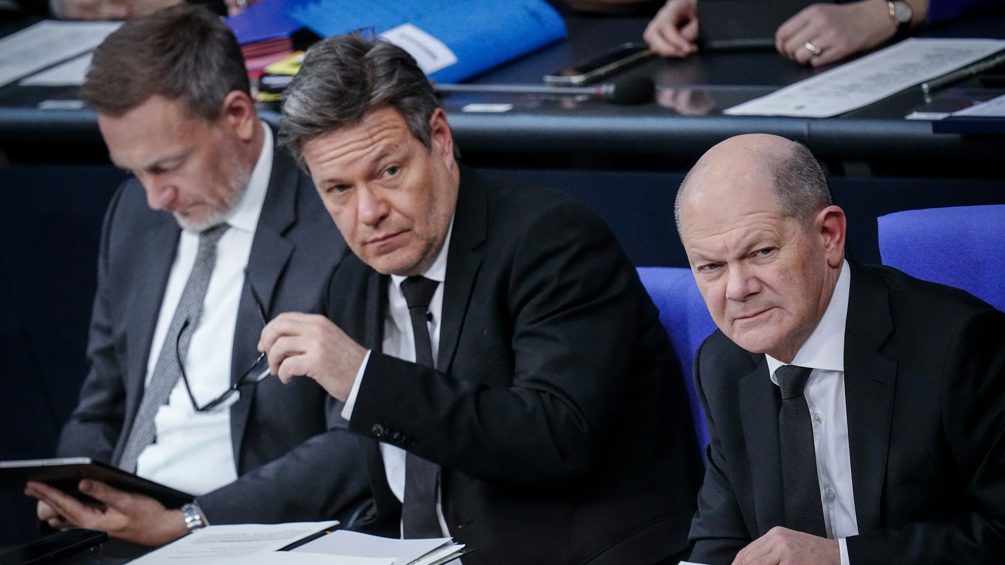 Regierungs- statt Schulbank: Ein Zeugnis gibt es für Christian Lindner (FDP), Robert Habeck (Grüne) und Olaf Scholz (SPD, von links) trotzdem.