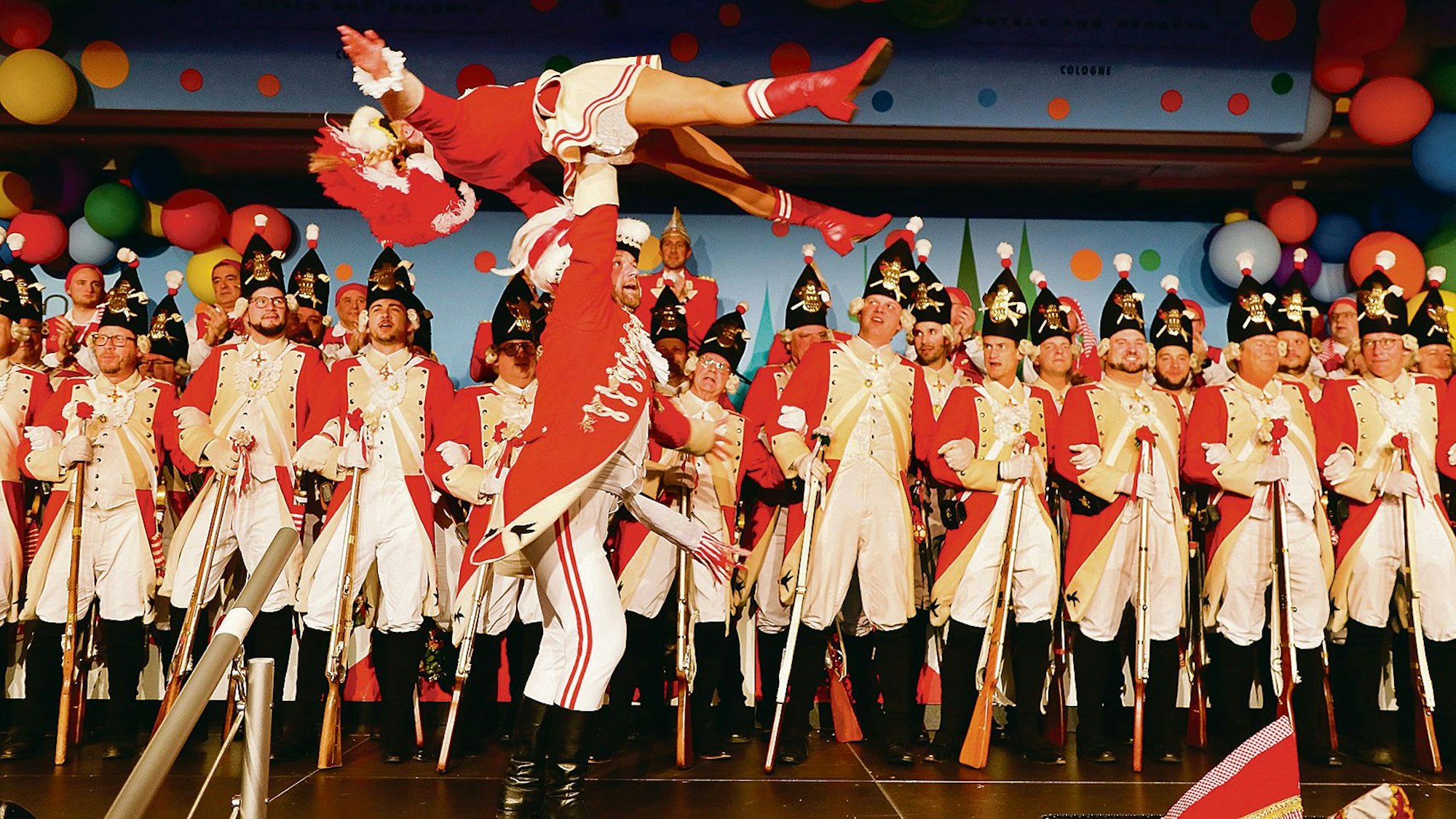 Funkemariechen Elena Stickelmann wird von ihrem Tanzoffizier Florian Gorny von den Roten Funken durch die Luft gewirbelt.