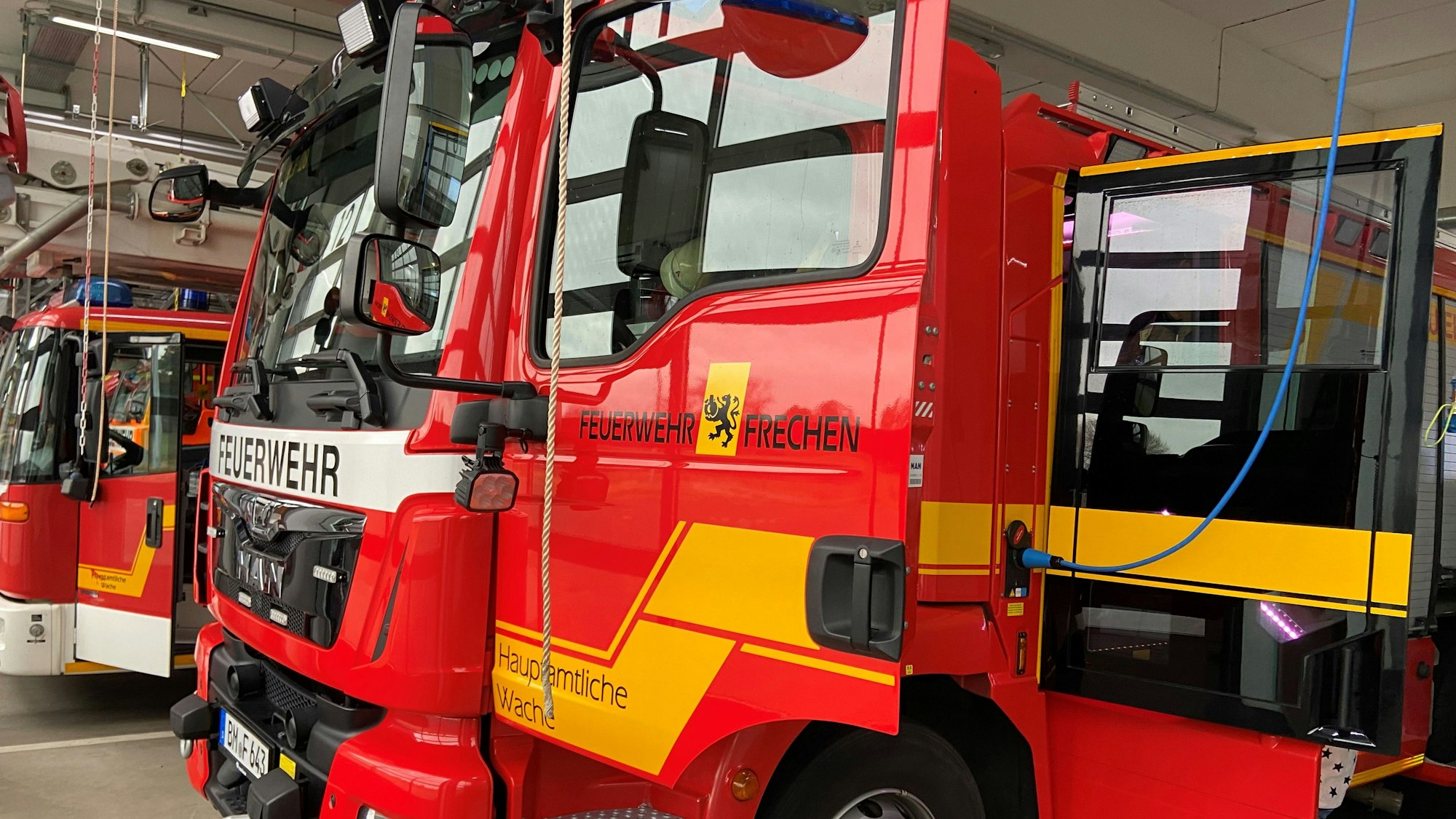 Auf dem Bild ist ein Feuerwehrauto zu sehen.