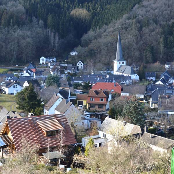Ortsansicht von Olef mit der Kirche.
