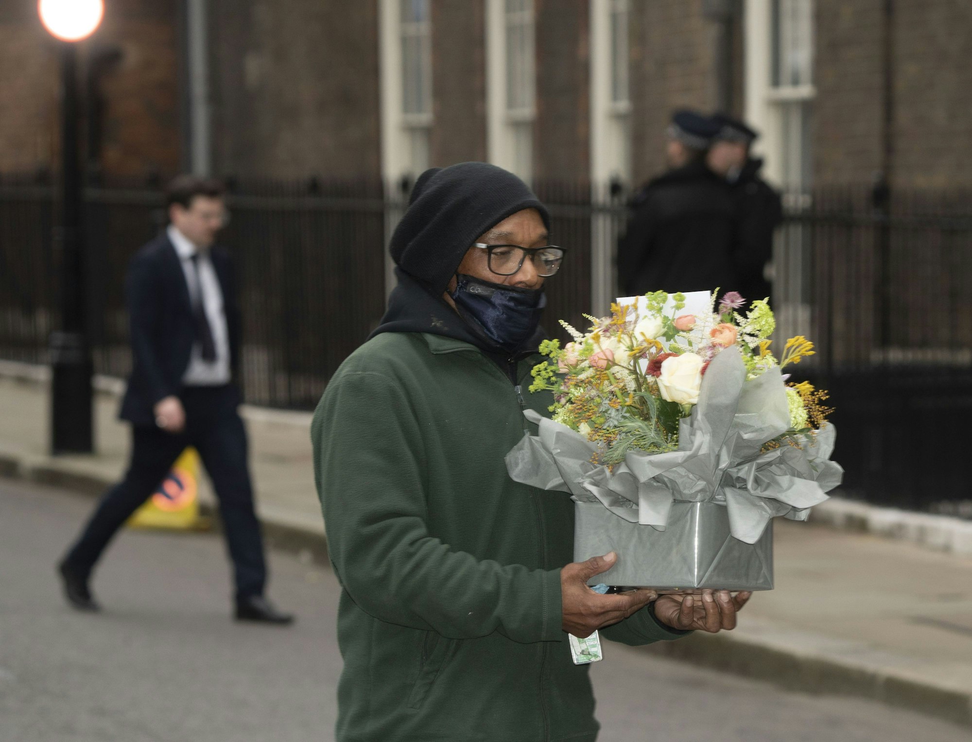 Nach der Bekanntgabe der Krebsdiagnose von König Charles III. werden Blumen zum Clarence House gebracht.