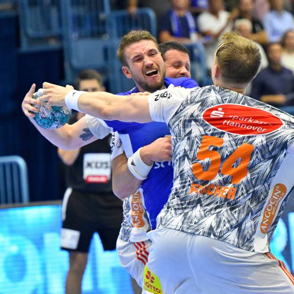 VfL-Spielmacher Dominik Mappes wird von einem Hannoveraner Handballer gedeckt.