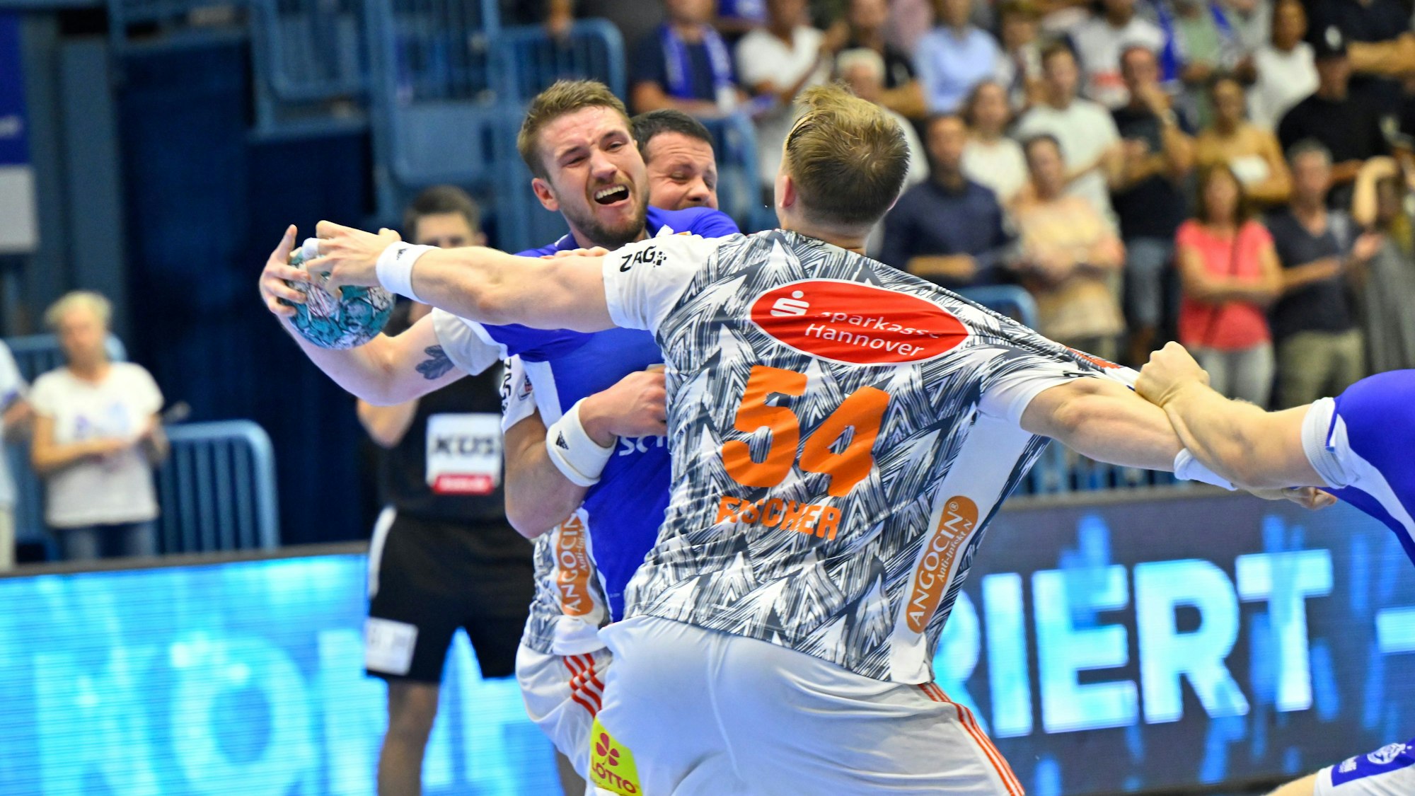 VfL-Spielmacher Dominik Mappes wird von einem Hannoveraner Handballer gedeckt.