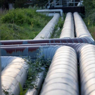 Das Foto zeigt Fernwärmerohre