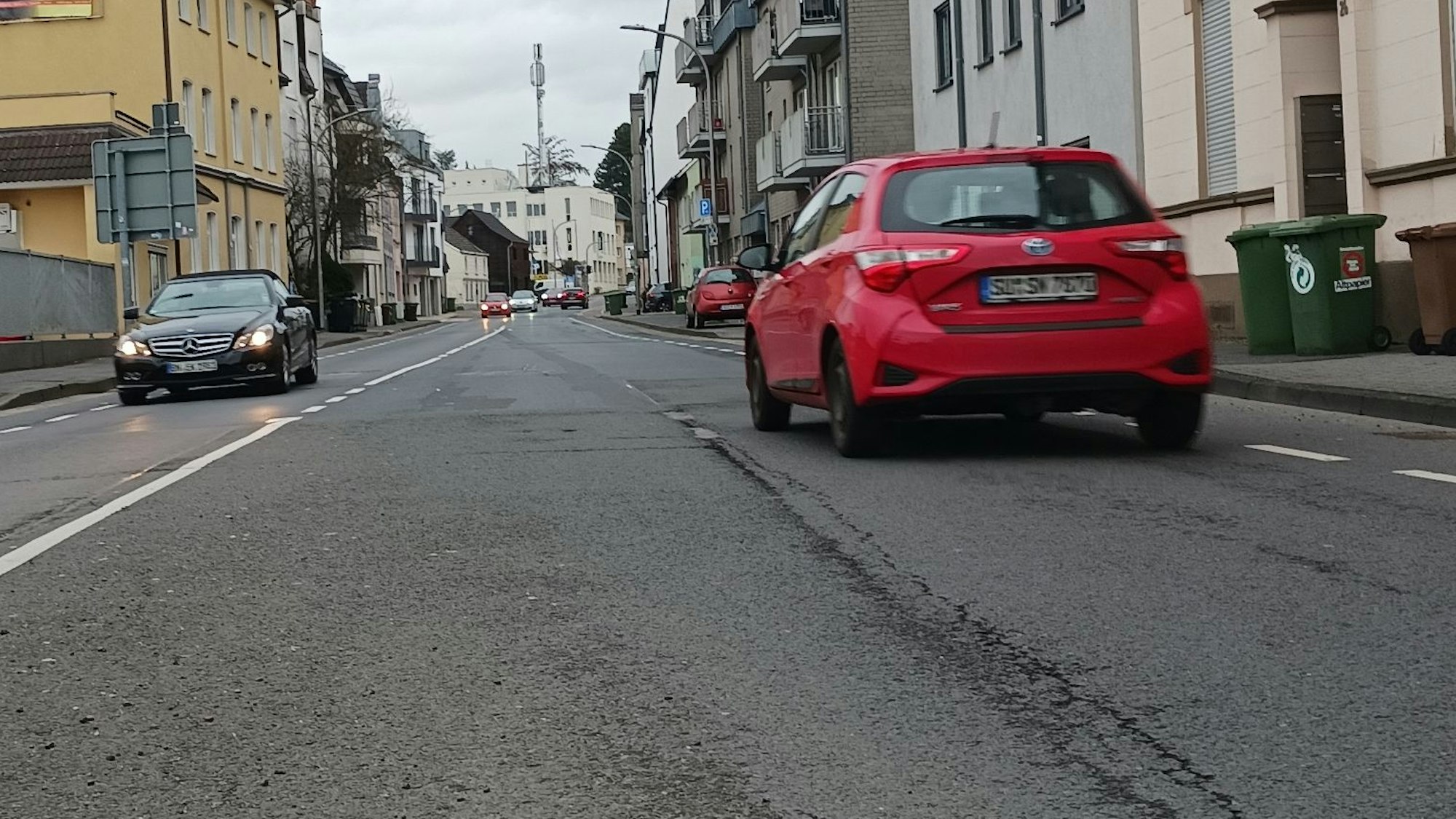 Geflickter Asphalt einer Autostraße