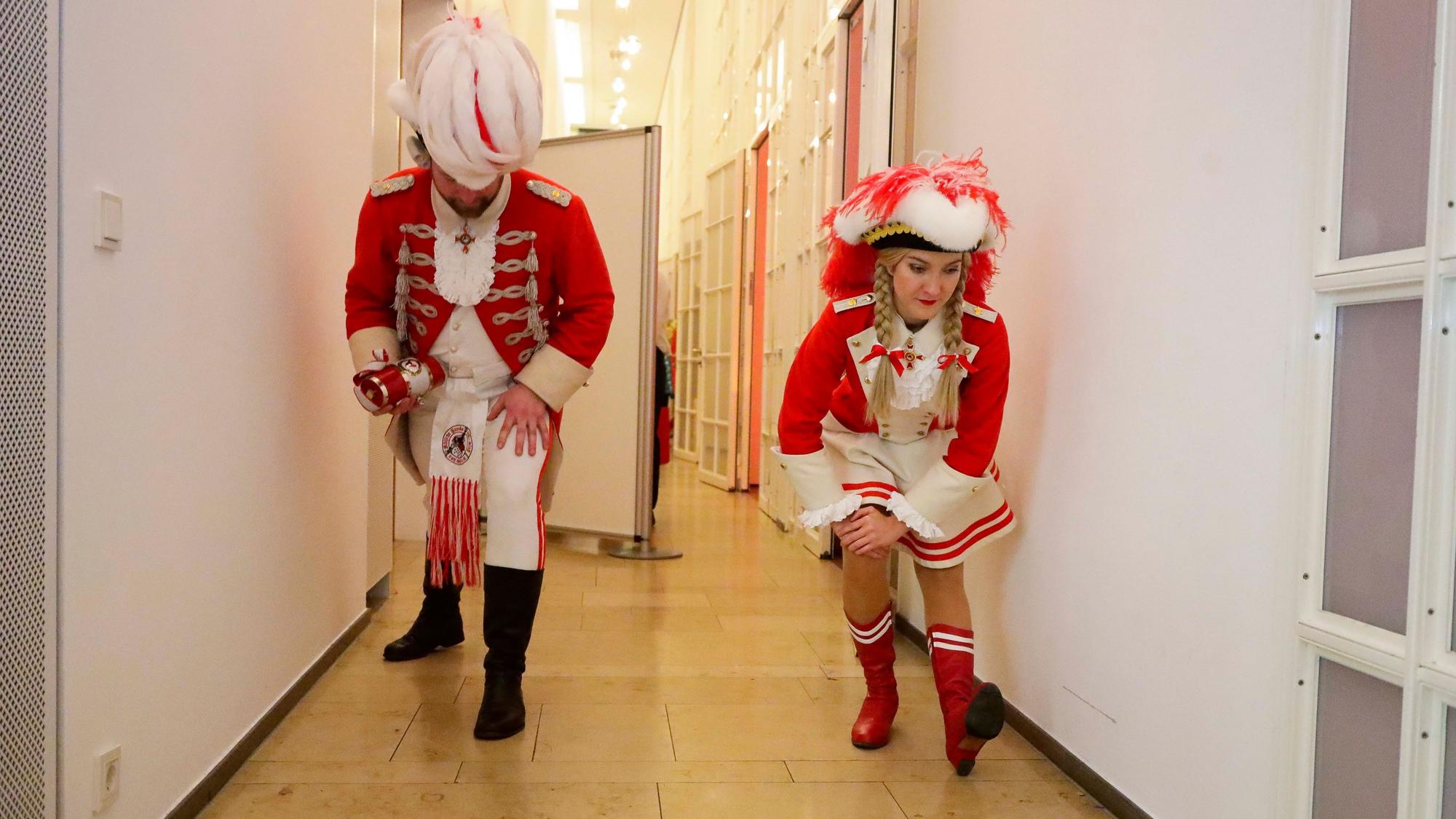 Funkemariechen Elena Stickelmann und Tanzoffizier Florian Gorny dehnen sich hinter den Kulissen.