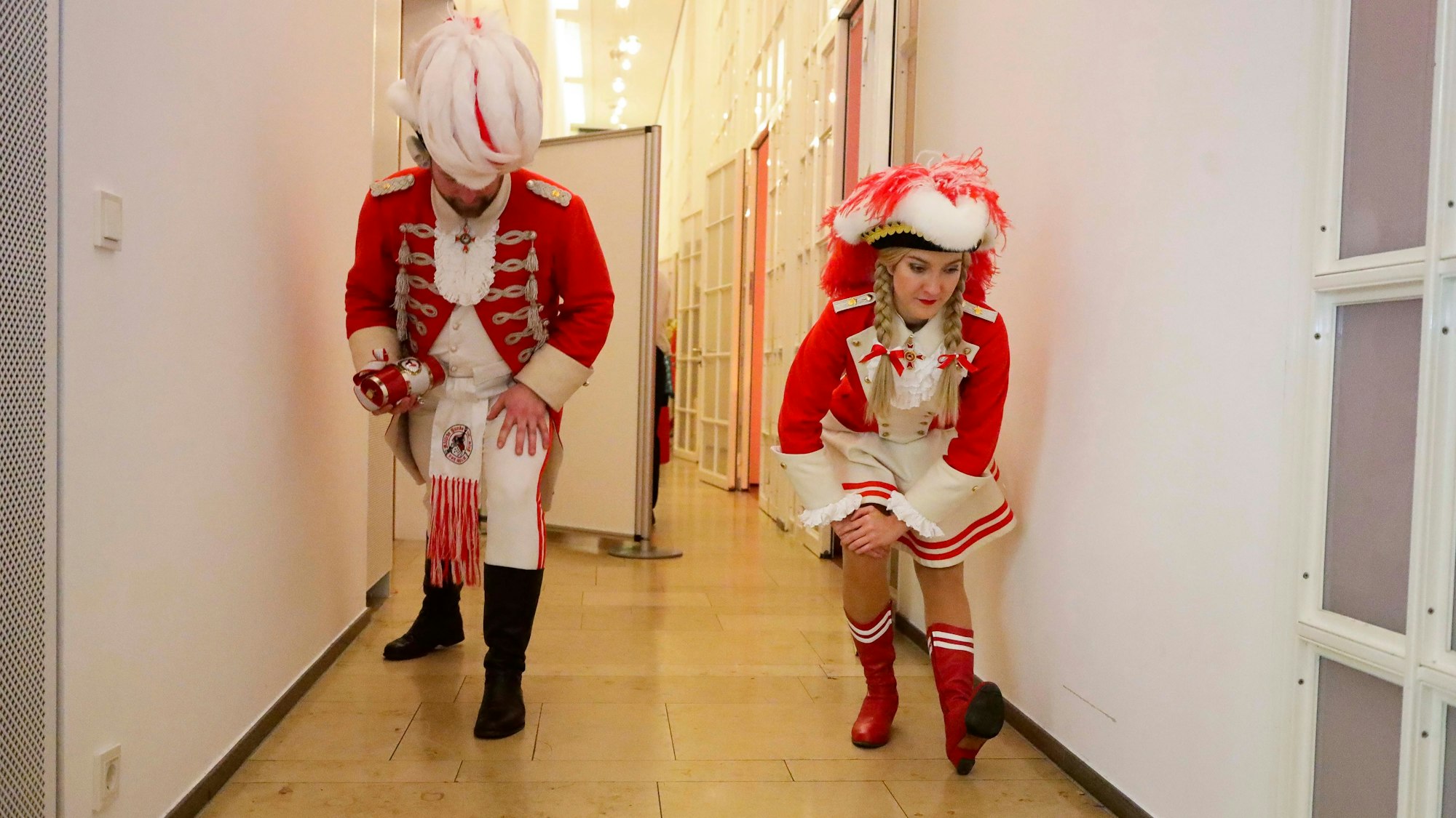 Funkemariechen Elena Stickelmann und Tanzoffizier Florian Gorny dehnen sich hinter den Kulissen.