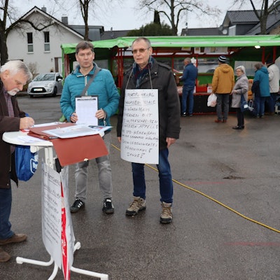 Dominik Zier (2.v.l.) und Herbert Mück (r.) sammelten Unterschriften für den Erhalt der Sparkassenfiliale Höhenhaus. Foto: Uwe Schäfer