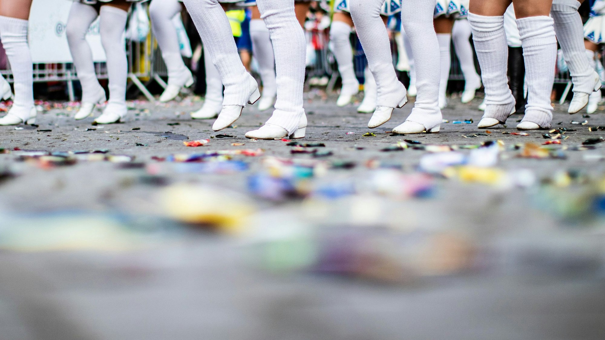 Die Tanzgarde der Prinzengarde der Stadt Düsseldorf e.V. 1927 nimmt am Rosenmontagszug teil.
