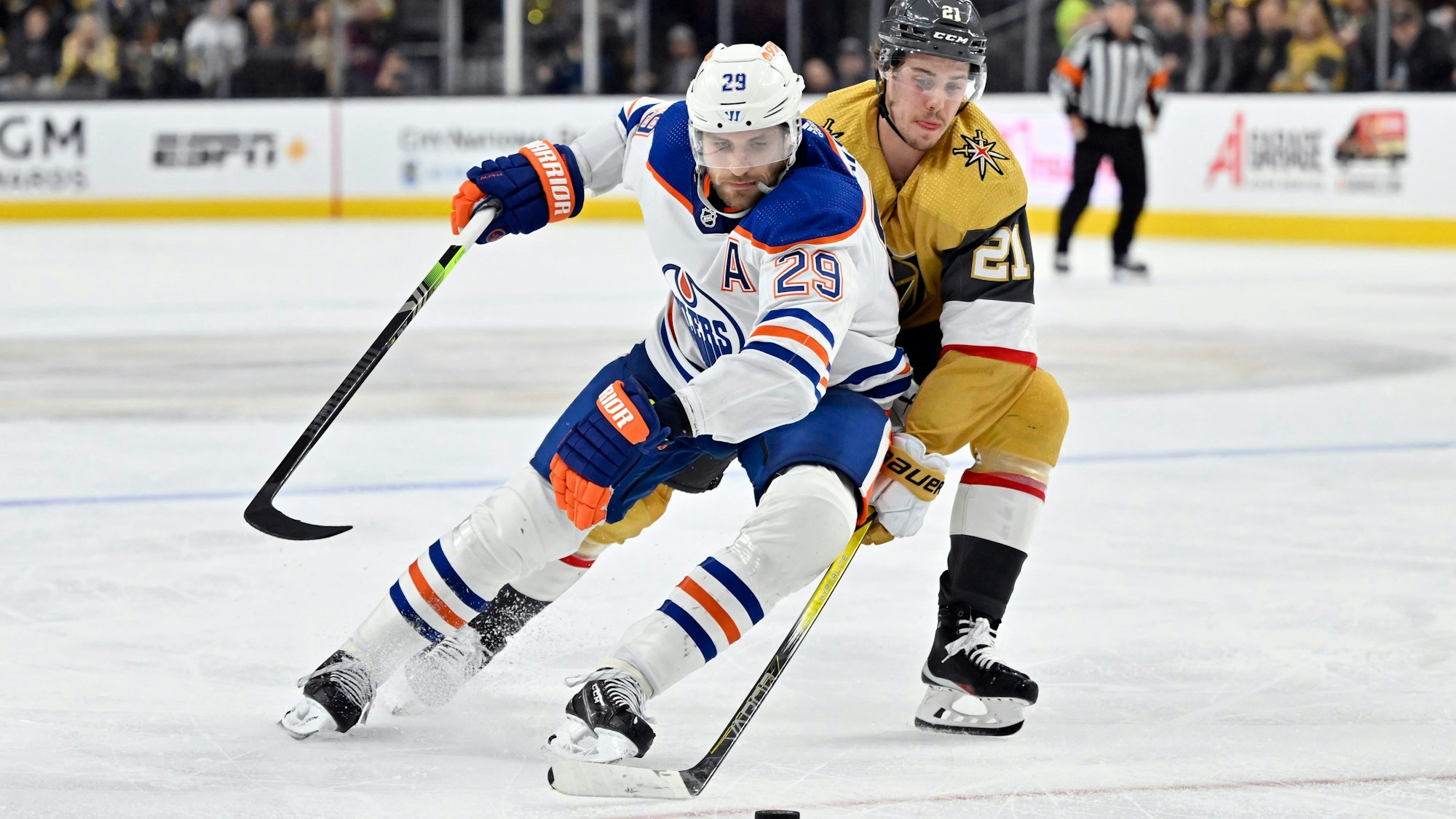 Der Center der Edmonton Oilers, Leon Draisaitl (29), und der Center der Vegas Golden Knights, Brett Howden (21), kämpfen um den Puck.