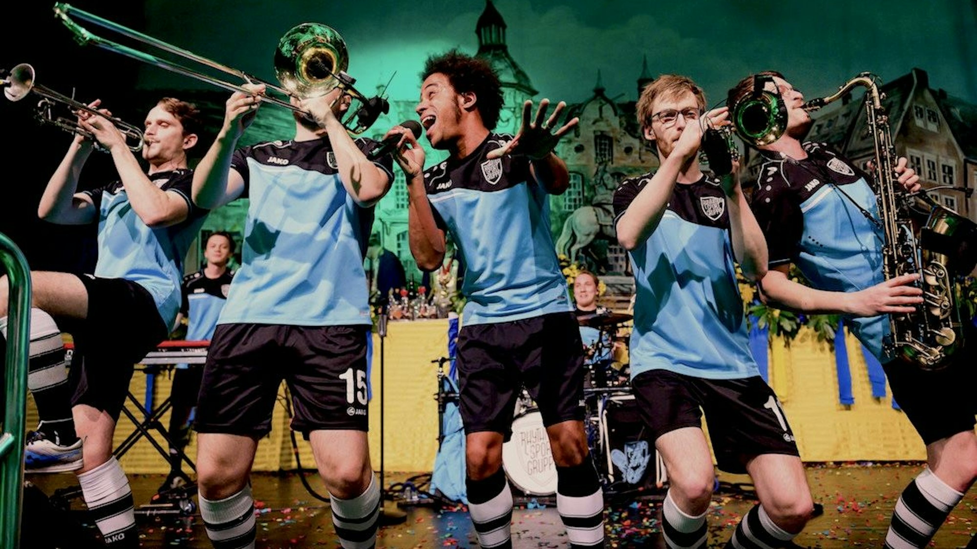 Die Rhythmussportgruppe in Aktion auf der Bühne.