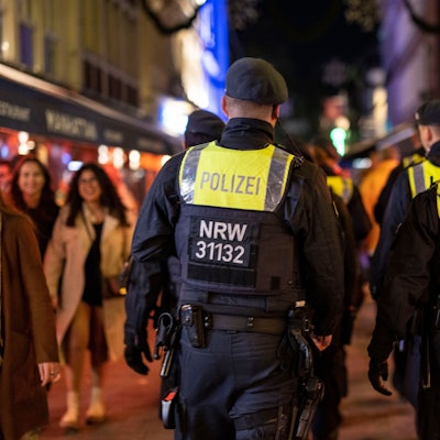 Auf dem Foto sind Polizeibeamte bei einem Streifengang zu sehen.