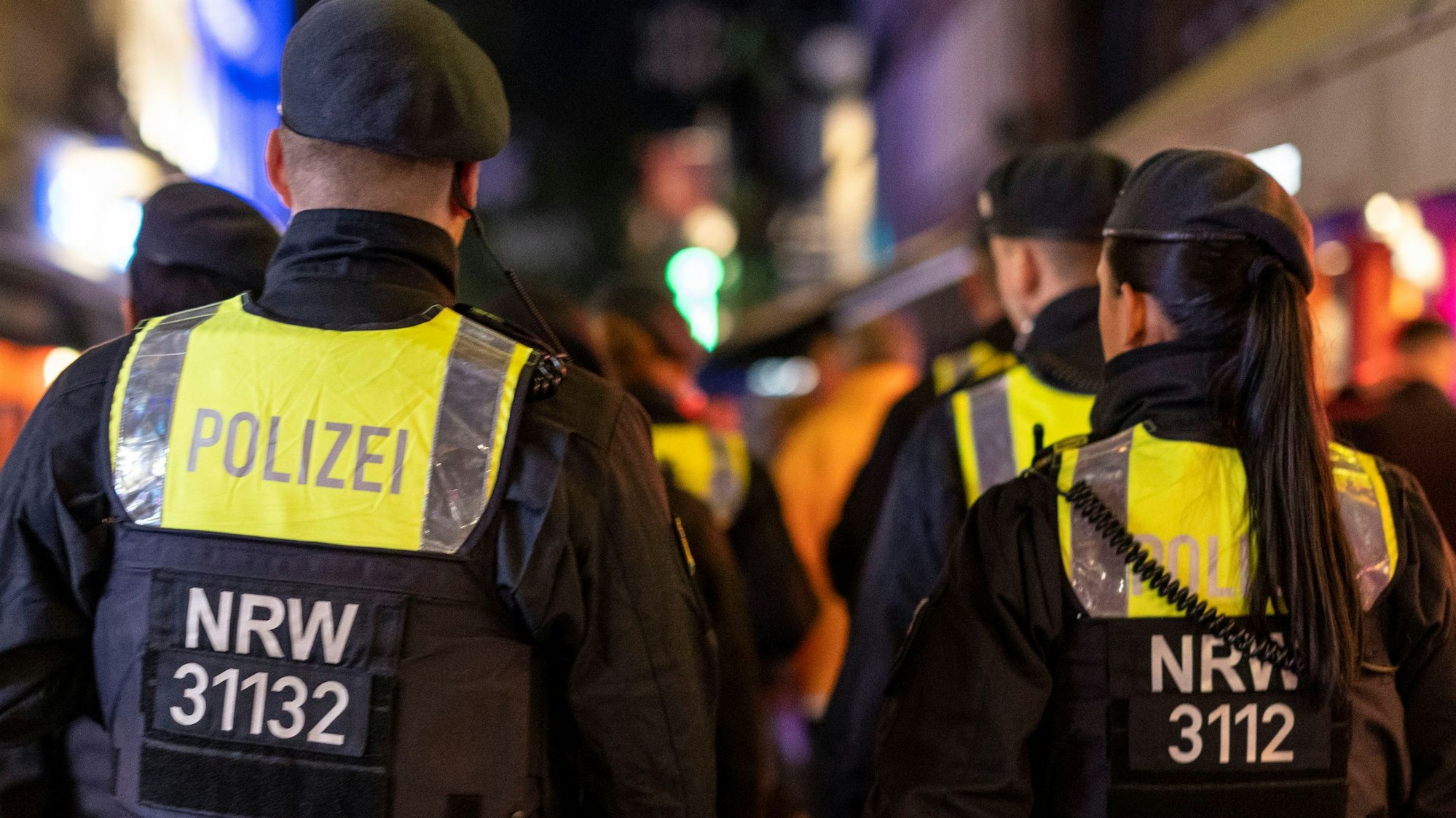 Auf dem Foto sind Polizeibeamte bei einem Streifengang zu sehen.