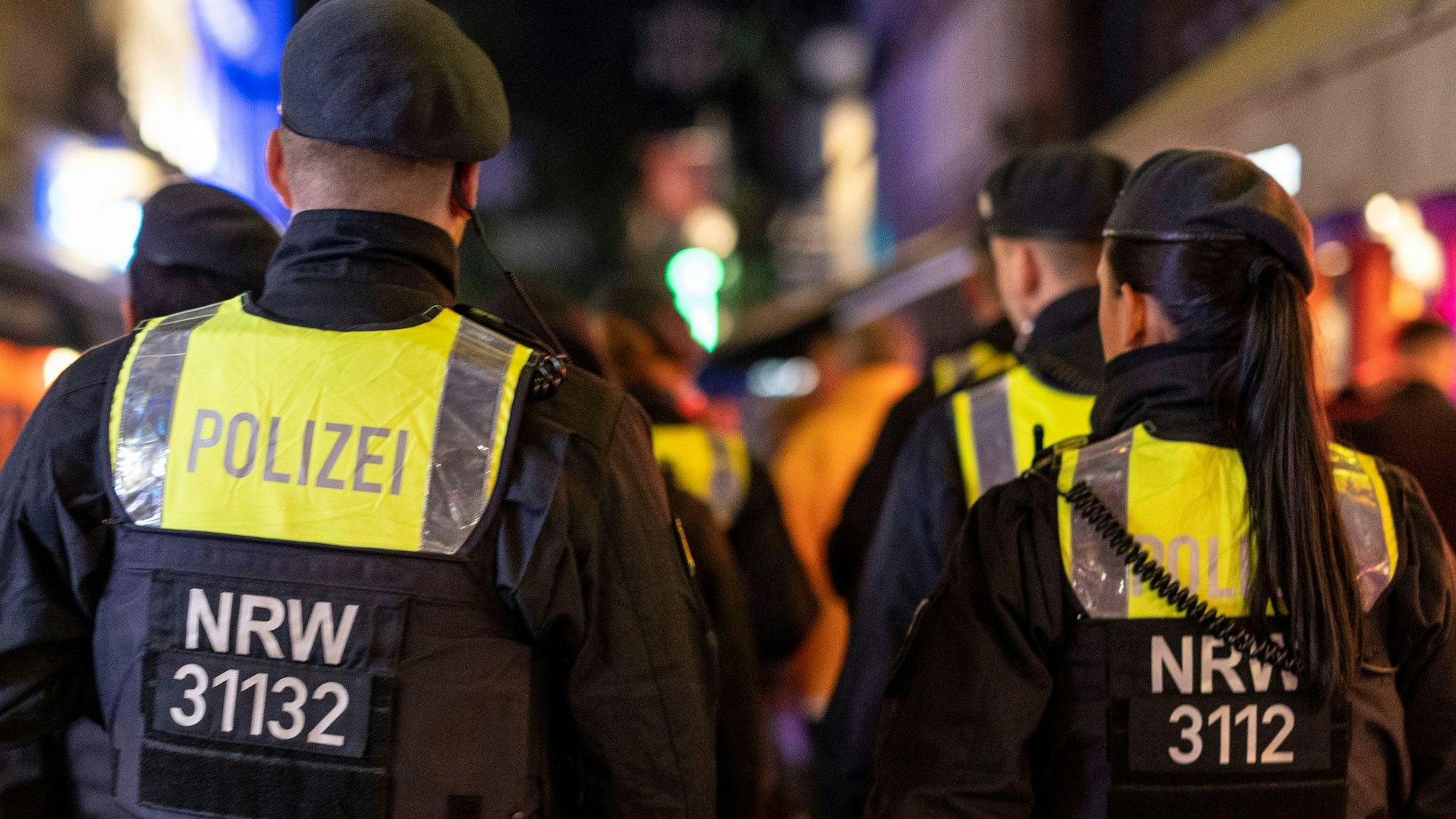 Auf dem Foto sind Polizeibeamte bei einem Streifengang zu sehen.