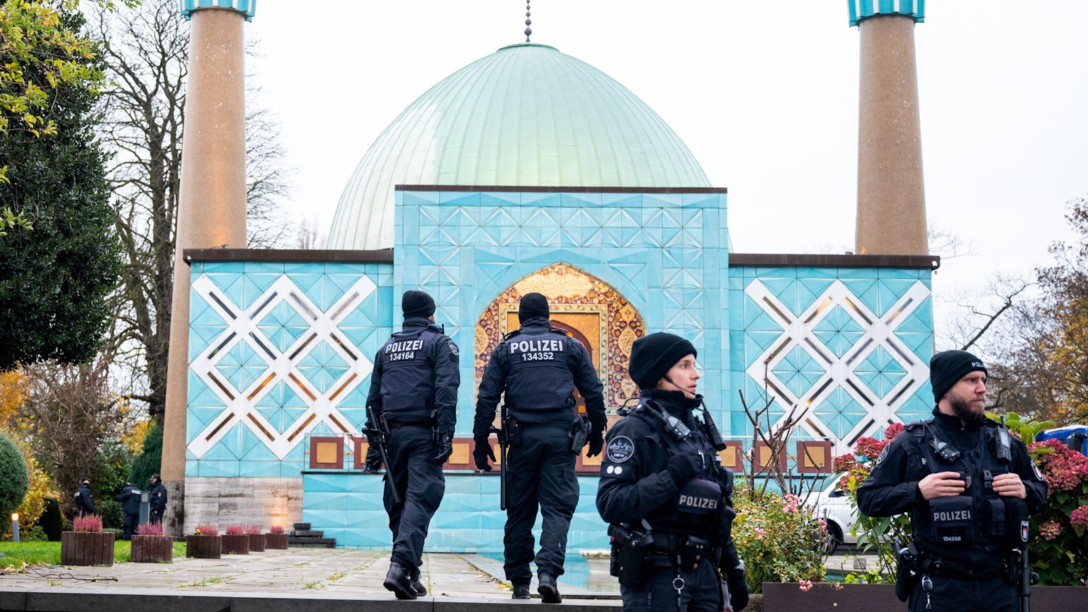 ARCHIV - 16.11.2023, Hamburg: Einsatzkräfte der Polizei stehen während einer Razzia beim islamischen Zentrum Hamburg vor der Imam Ali Moschee (Blaue Moschee) an der Außenalster
