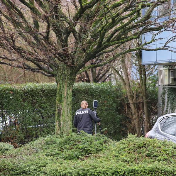Mehrere bewaffnete Männer haben eine Spedition in Troisdorf an der Josef-Kitz-Straße überfallen und einen Transporter mit Paketen gestohlen.