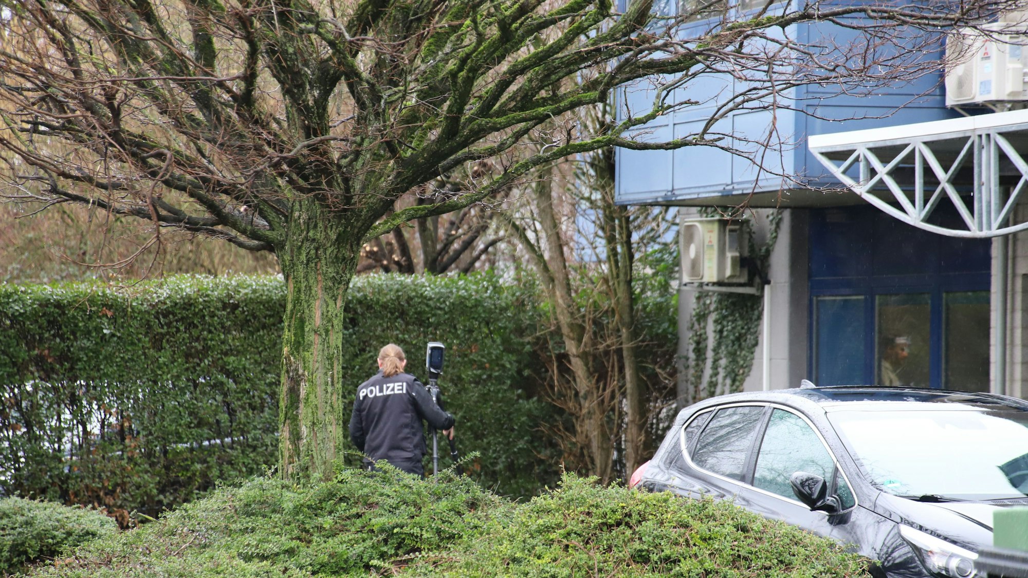 Mehrere bewaffnete Männer haben eine Spedition in Troisdorf an der Josef-Kitz-Straße überfallen und einen Transporter mit Paketen gestohlen.