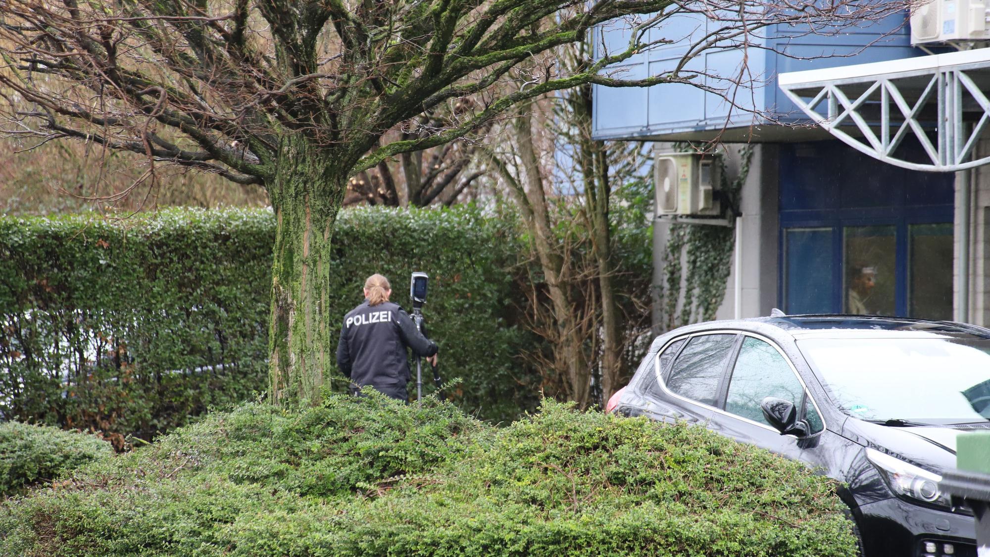 Mehrere bewaffnete Männer haben eine Spedition in Troisdorf an der Josef-Kitz-Straße überfallen und einen Transporter mit Paketen gestohlen. Ein Kriminalbeamter sicherte mit einem 3 D-Scanner Spuren.