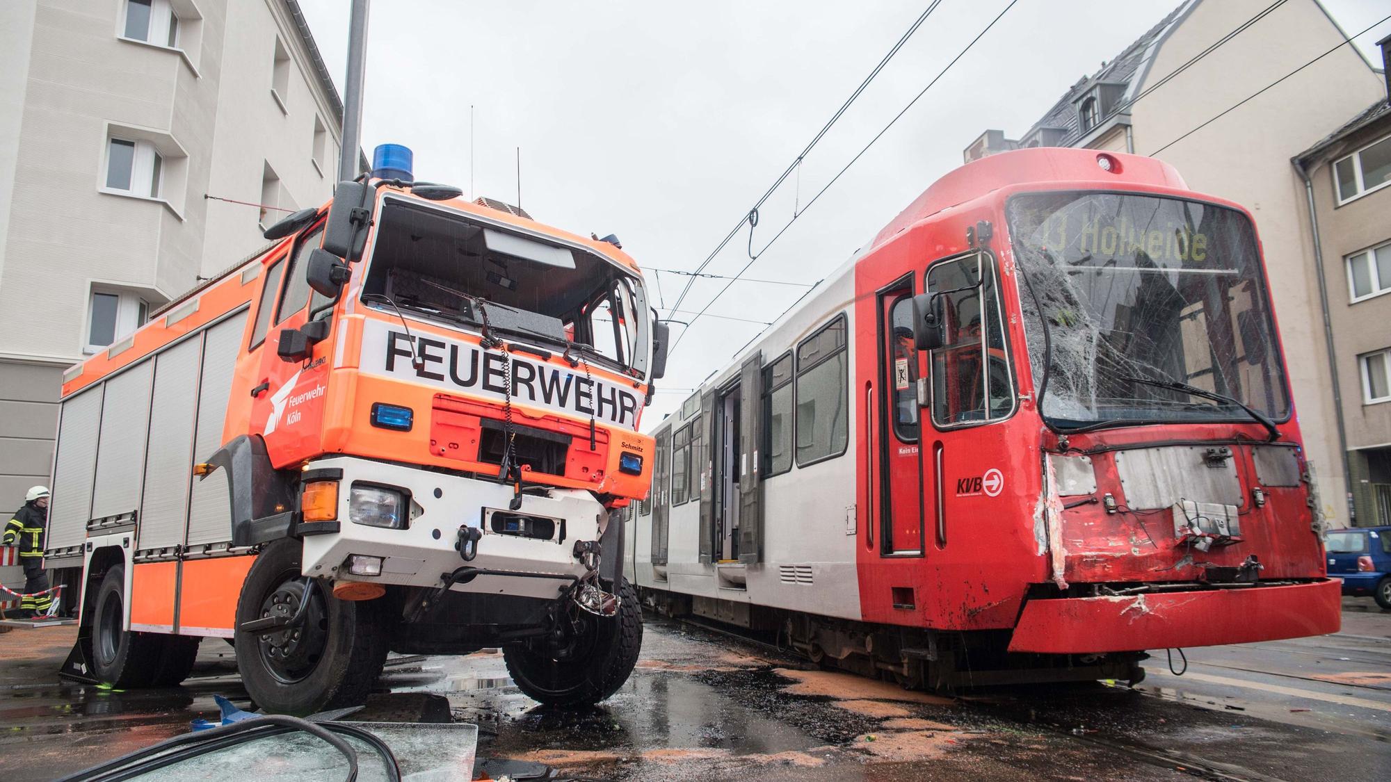 Das Feuerwehrauto und die Straßenbahn kollidierten auf der Neusser Straße.