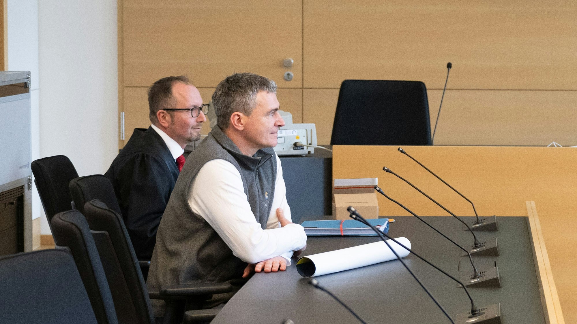 Rico Heinzig (r), Imker, und sein Anwalt Markus Hoffmann sitzen vor Beginn des Prozess im Saal.