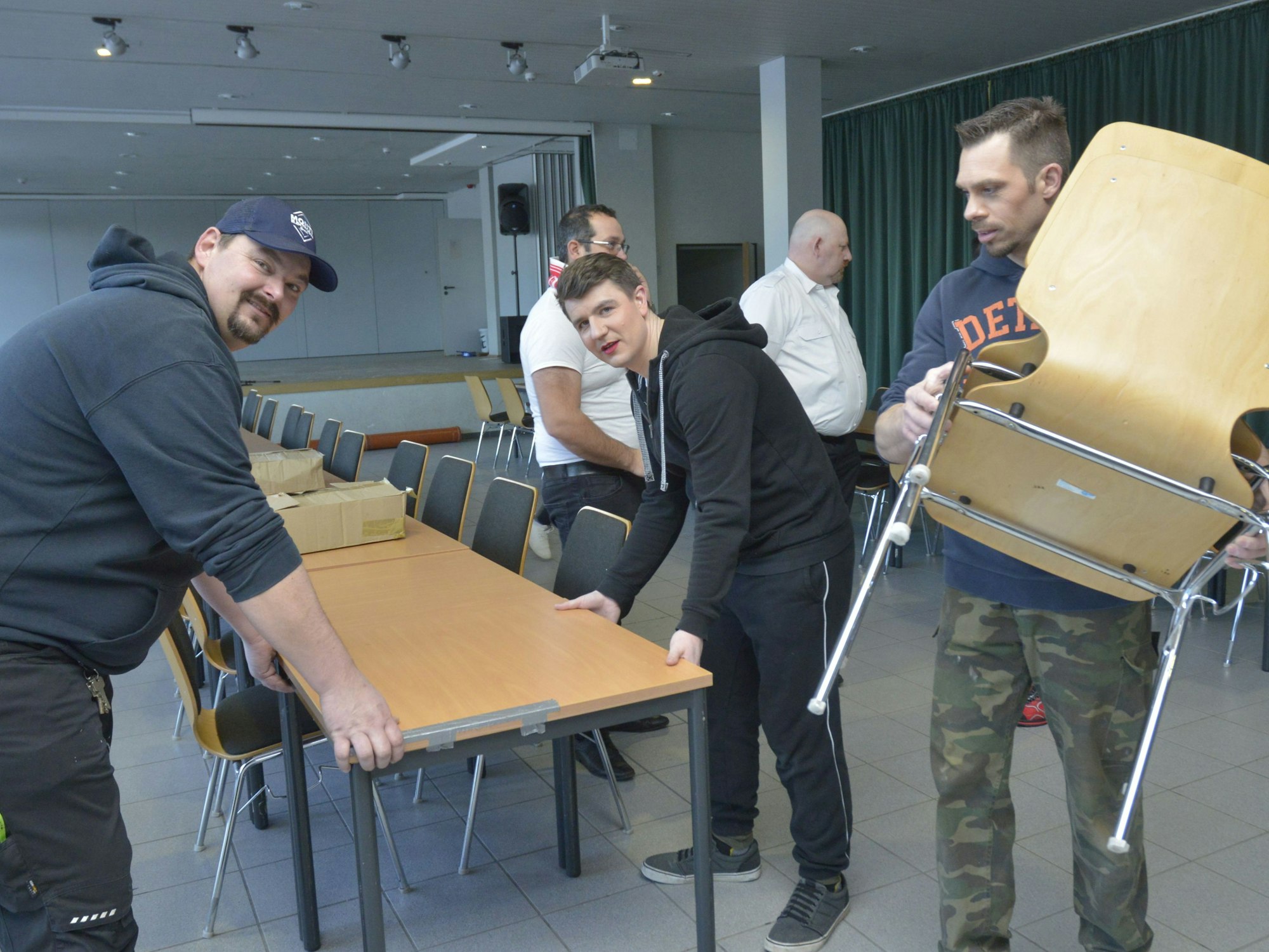 Auch beim Aufbau für den Tollitäten-Empfang ist der Einsatz von Bauer Michael, Jungfrau Olivia und Prinz Marcel (von links) gefragt.