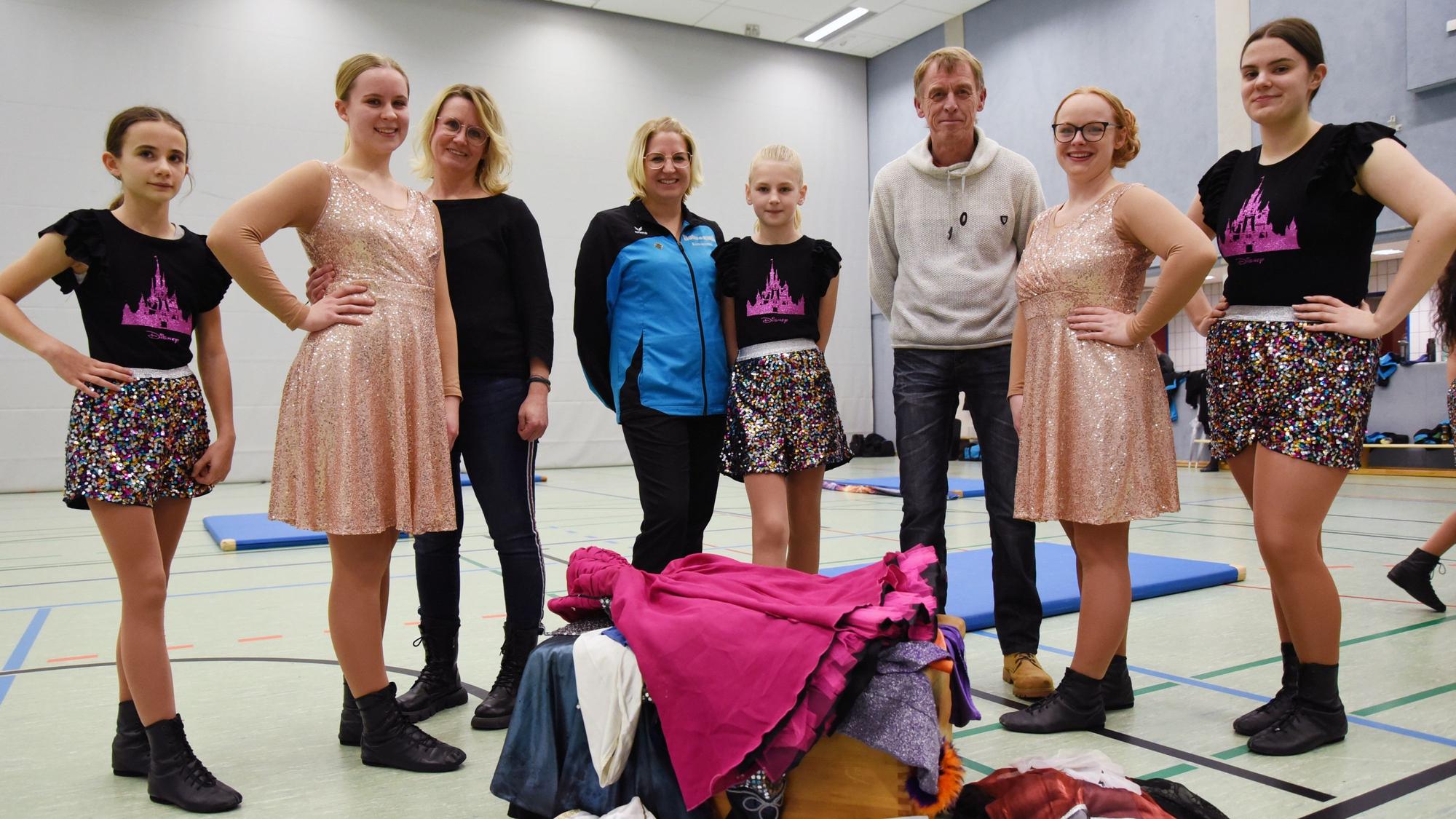Gruppenfoto mehrere Tänzerinnen und einem Tänzer unterschiedlicher Generationen.