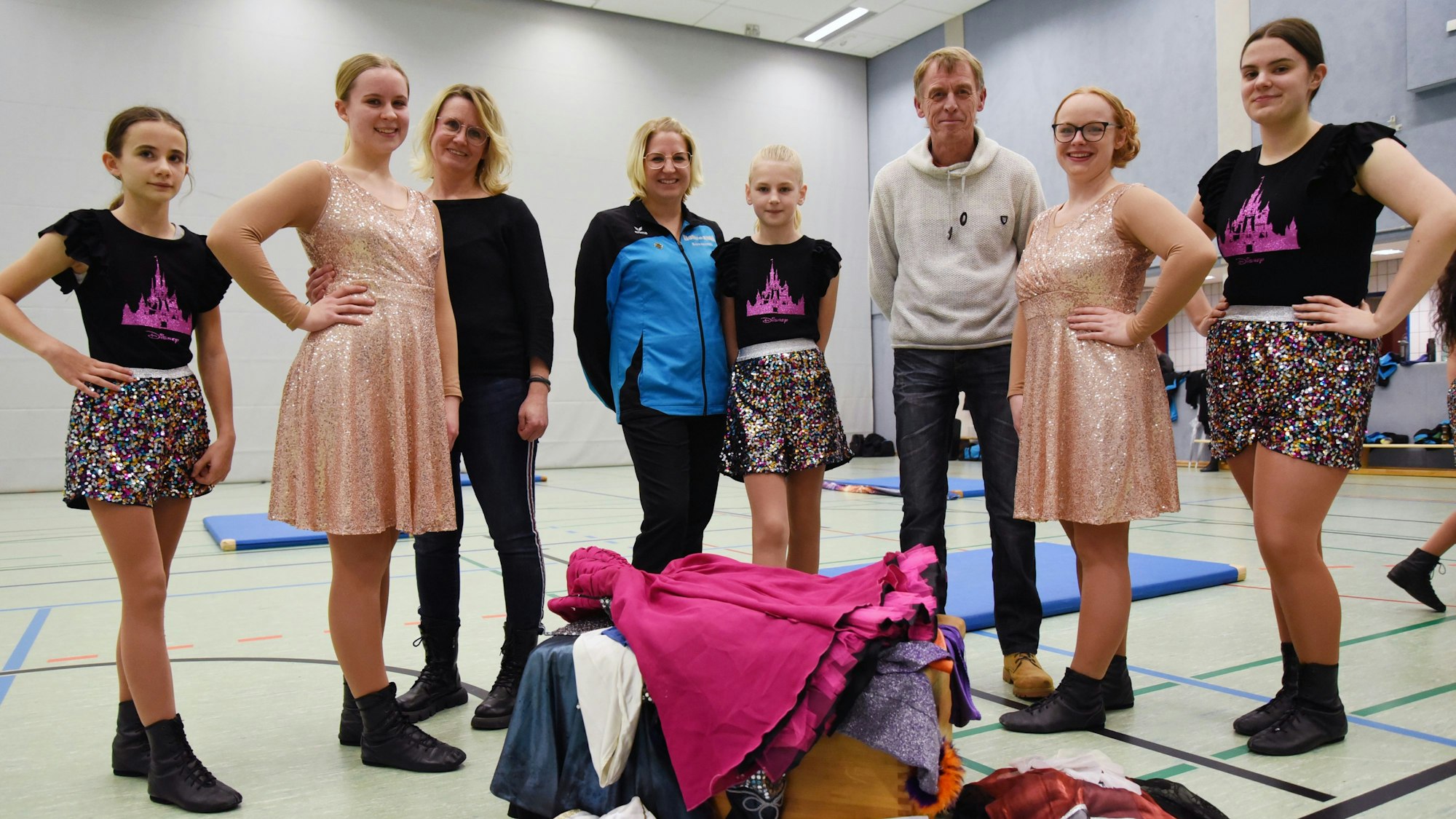 Gruppenfoto mehrere Tänzerinnen und einem Tänzer unterschiedlicher Generationen.