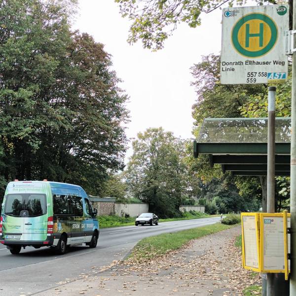 Bushaltestelle an einer breiten Straße